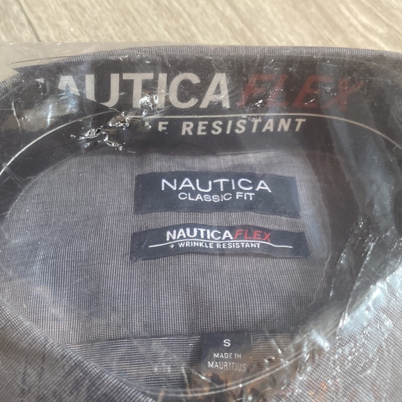 Mens small Nautica Classic Fit Wrinkle Resistant Button Up New - Picture 3 of 3